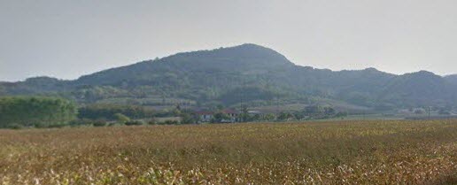 Monte Castello (con una delle cime a destra chiamata Monte Rosso) visto dalla strada che viene da Mombaldone